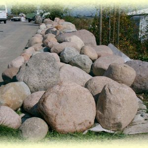 Überblick über unser Granit-Findling-Lager,       sie stammen aus nordischen Gletschern.